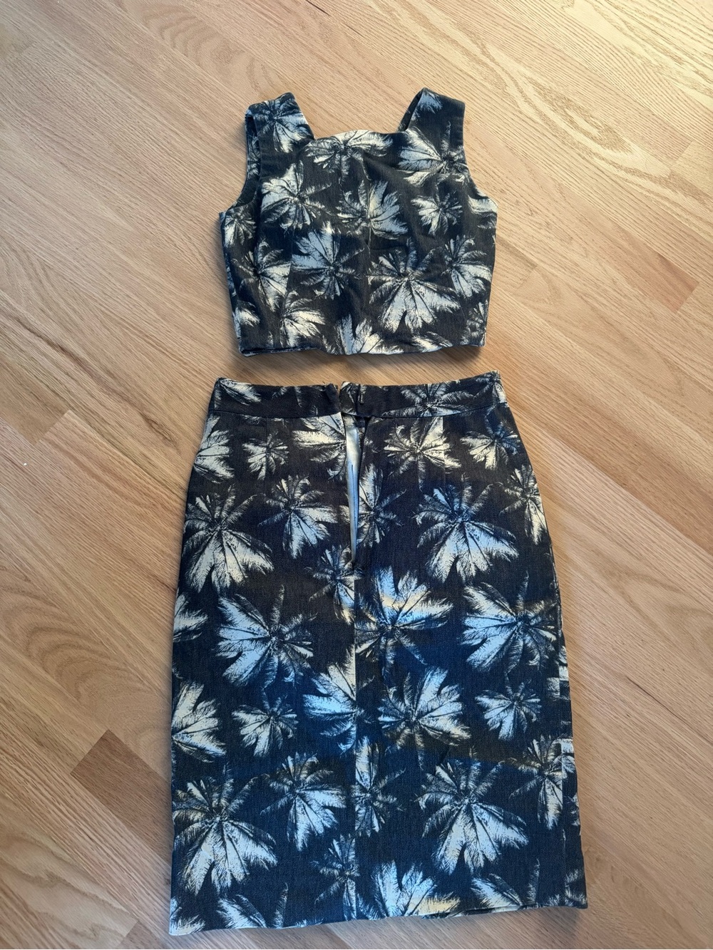 High-Waist Black Floral Pencil Skirt & Crop Top Set - Palm Tree Two-Tone Print